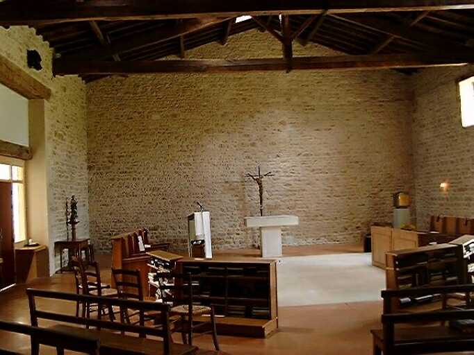 Dépendances, grange aménagée en église, vue vers l'autel.