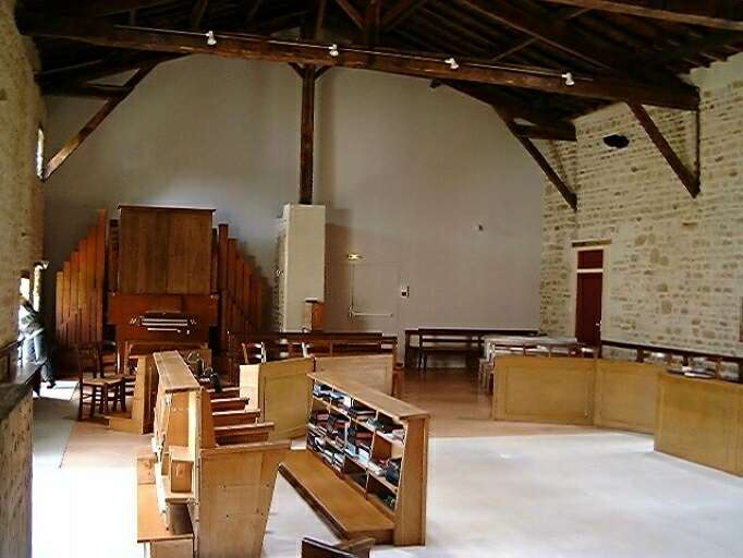 Dépendances, grange aménagée en église, vue vers le fond.