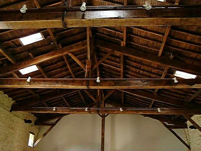 Dépendances, grange aménagée en église, vue de la charpente.