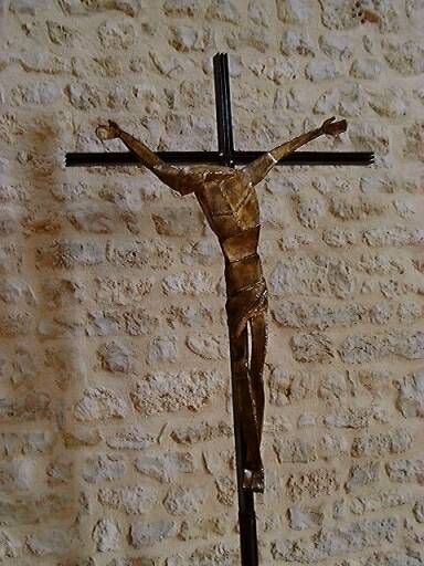 Dépendances, grange aménagée en église, vue de la croix d'autel.