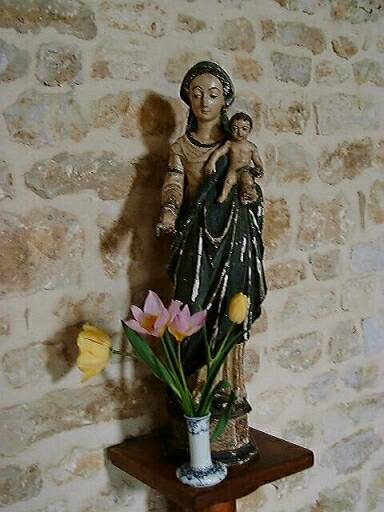 Dépendances, grange aménagée en église, vue d'une statuette de la Vierge à l'Enfant en plâtre peint.