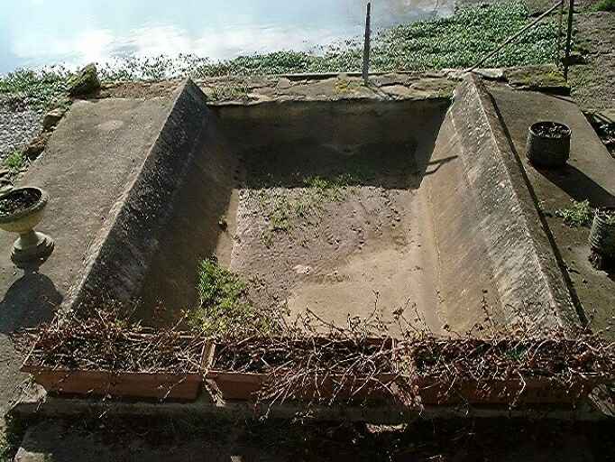 Lavoir à la Grange d'Oiré, vue prise depuis la source au nord.