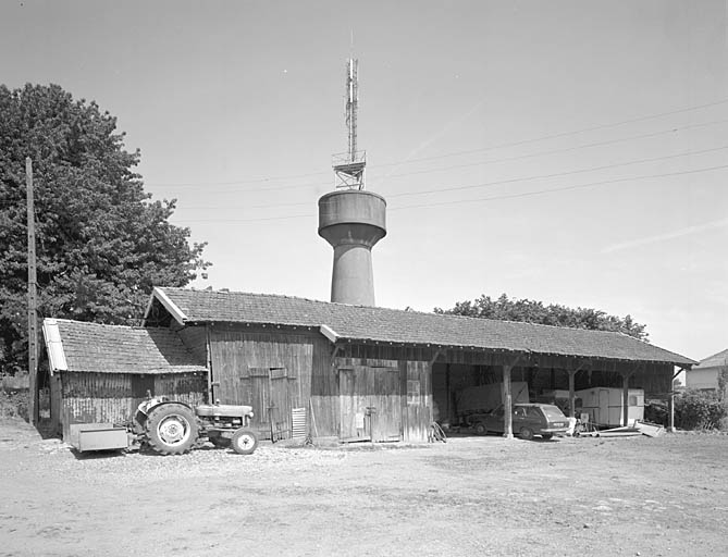 Hangar en bois vu du sud.