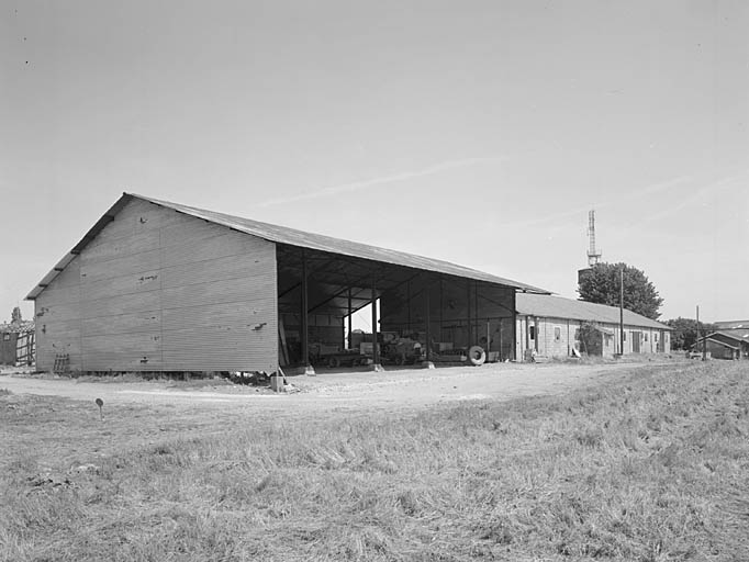 Atelier en brique et hangar attenant vus du sud.