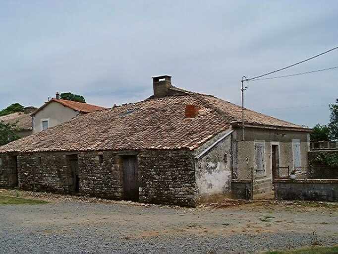 Logis et dépendances, vue prise de l'ouest.