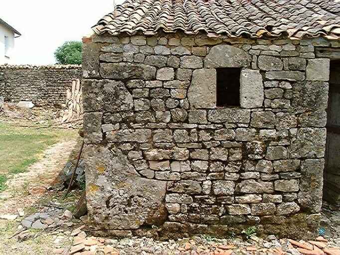Logis et dépendances, élévation latérale gauche, détail de la pierre d'angle.
