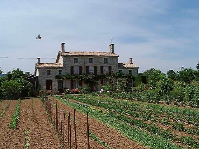 Logis et communs, vue prise du sud.