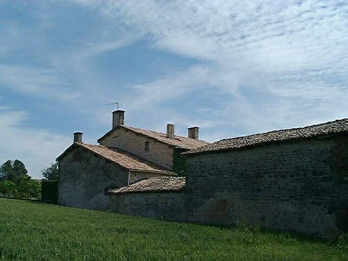 Logis, communs et dépendances, vue prise du nord.