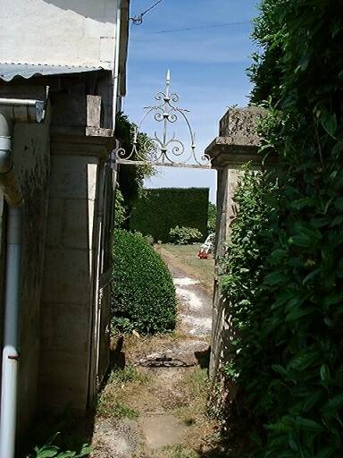Porte piétonne donnant accès au jardin potager devant le logis, vue prise de l'ouest.