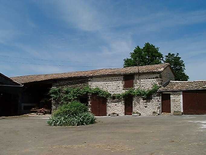Dépendances au nord-est du logis, vue prise de l'ouest.