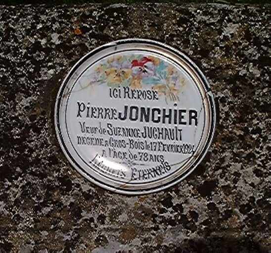 Détail de la plaque en porcelaine, ornée de pensées, de Pierre Jonchier.