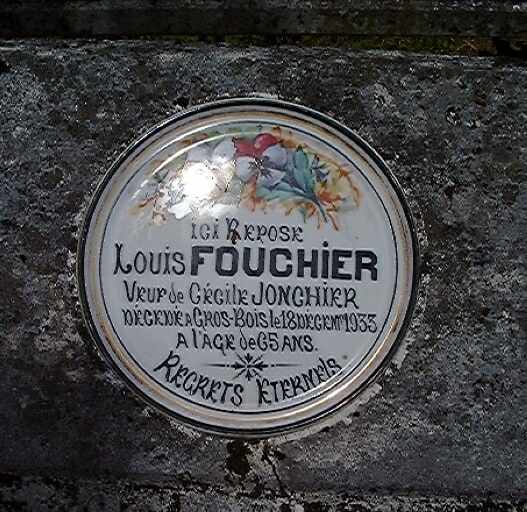 Détail de la plaque en porcelaine, ornée de pensées, de Louis Fouchier, veuf de Cécile Jonchier, décédé en 1933.
