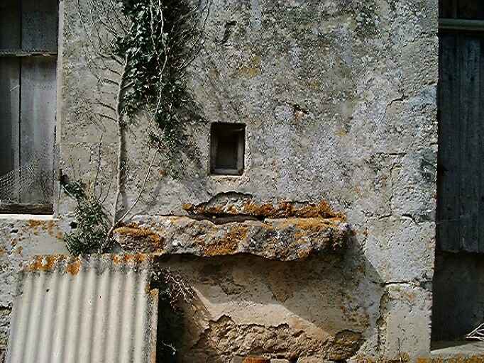 Logis, élévation antérieure, détail de la pierre d'évier surmontée d'une baie rectangulaire.