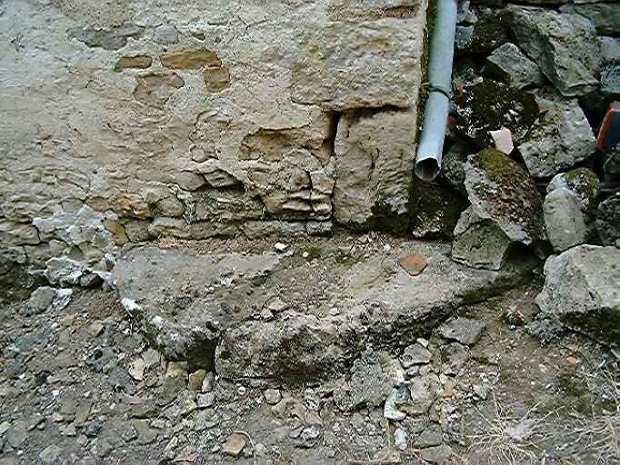 Logis, élévation antérieure, détail d'une grosse pierre placée à la base de l'angle droit.