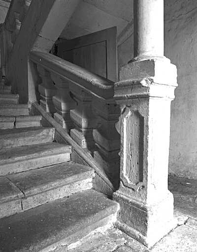 Logis, intérieur, rez-de-chaussée, départ de l'escalier en pierre