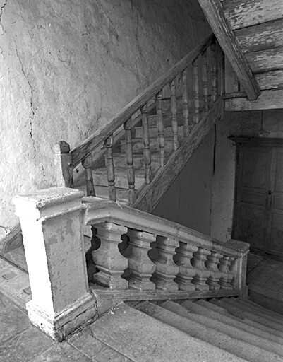 Logis, intérieur, vue de l'escalier depuis le premier palier
