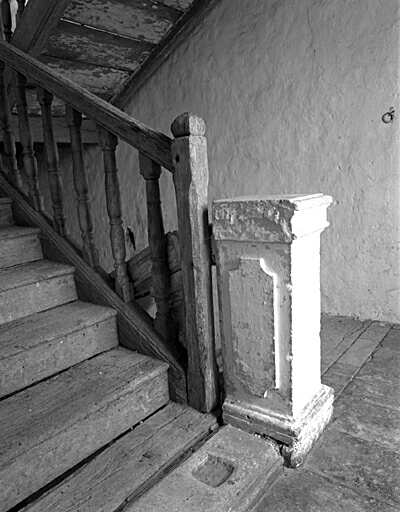 Logis, intérieur, premier étage, détail du pilier terminant la rampe à balustres