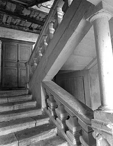 Logis, intérieur, escalier, vue de la rampe à balustres prise depuis le rez-de-chaussée