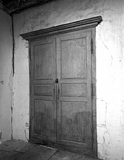 Logis, intérieur, premier palier, vue de la porte à double battant donnant autrefois sur un escalier en fer à cheval sur la façade postérieure