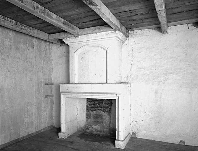 Logis, intérieur, étage, partie est, pièce du milieu, cheminée non engagée (manteau 174 cm, trumeau 130 cm)
