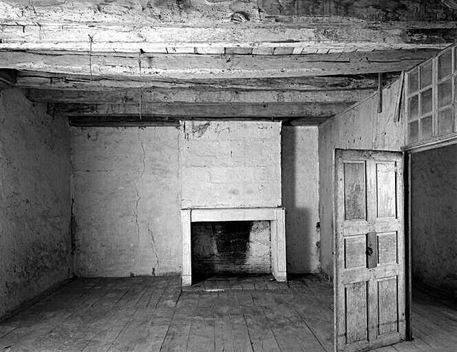 Logis, intérieur, étage, partie est, pièce à côté de l'escalier, cheminée à peine engagée (largeur 172 cm) et porte à panneaux