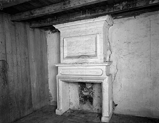 Logis, intérieur, étage, partie ouest, pièce à côté de l'escalier, cheminée au-dessus de celle peinte au rez-de-chaussée
