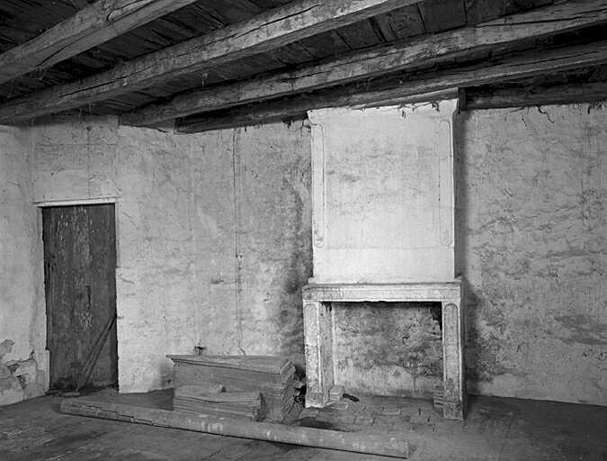 Logis, intérieur, étage, partie ouest, pièce attenant à la tour-pigeonnier au sud, cheminée non engagée (largeur 142 cm, trumeau 130 cm)
