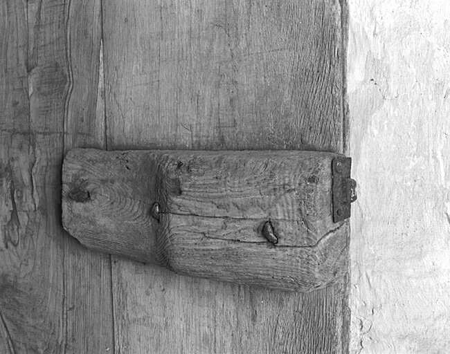 Logis, intérieur, comble à surcroît, porte d'accès au grenier, revers de la serrure en bois