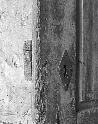 Logis, intérieur, étage, porte à panneaux, détail de la serrure