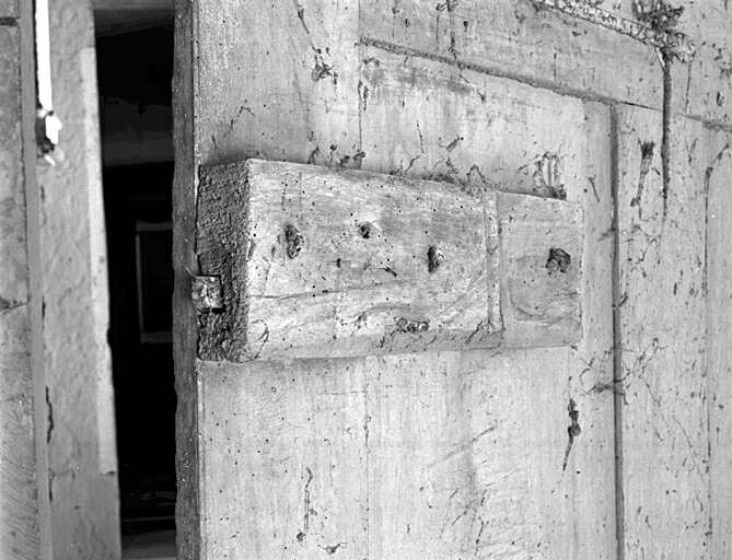 Logis, intérieur, étage, porte à panneaux, revers de la serrure en bois