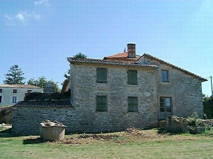 Logis, élévation latérale sud-ouest, prise de l'ouest.