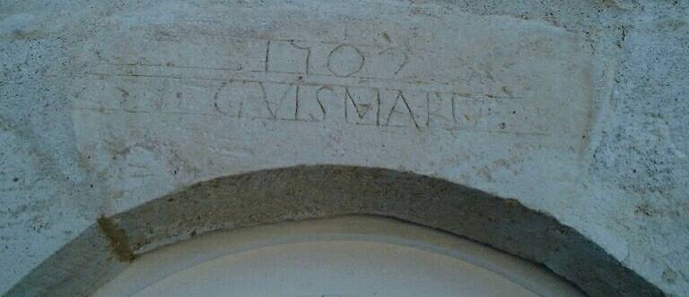 Logis, élévation nord-ouest, détail de la date et du nom inscrits.