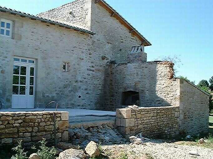 Logis, élévation nord-ouest, vue du four à l'angle ouest.