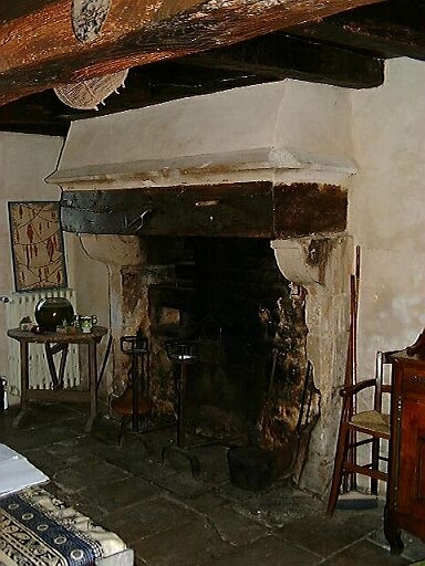 Logis, intérieur, rez-de-chaussée, ancienne salle à droite, cheminée non engagée avec potager (ou pot à sel) d'une largeur de 205 cm.