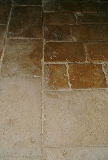 Logis, intérieur, rez-de-chaussée, ancienne salle à droite, sol dallé.