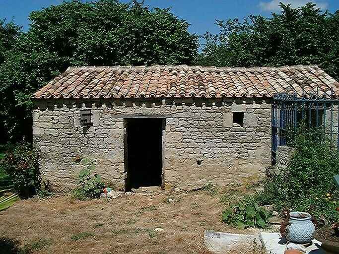 Dépendances, poulailler à l'ouest.