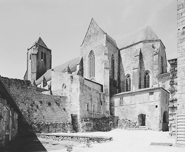 Abbatiale Notre-Dame et église Saint-Hilaire, vue prise de l'angle sud-est des bâtiments conventuels.