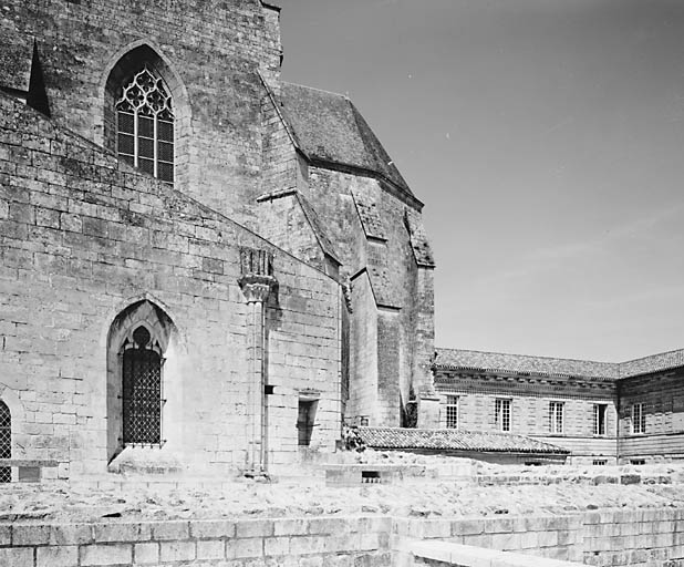 Eglise Saint-Hilaire, vestiges d'un vaisseau de colonnettes du niveau supérieur.