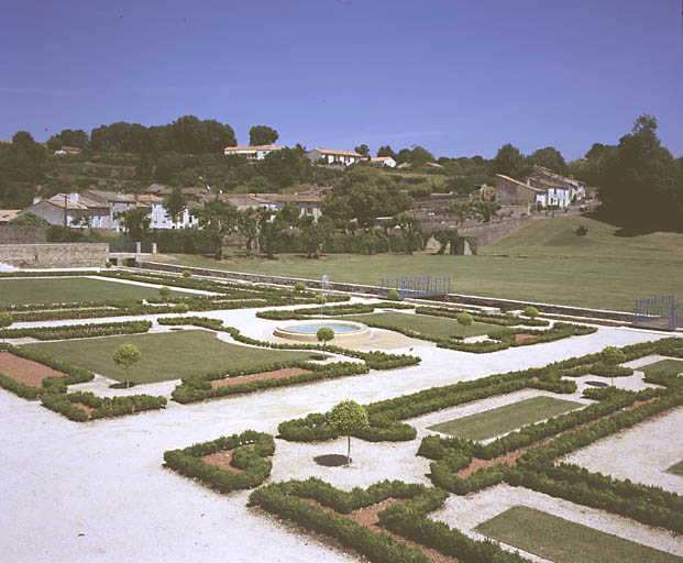 Parterres devant l'élévation antérieure du bâtiment conventuel.