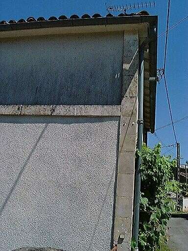 Logis, élévation antérieure, partie droite, détail de la chaîne, de la corniche linéaire et du bandeau.