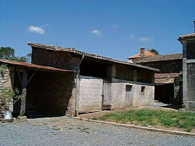 Dépendances, étable, séchoir et hangar, vue prise du sud.