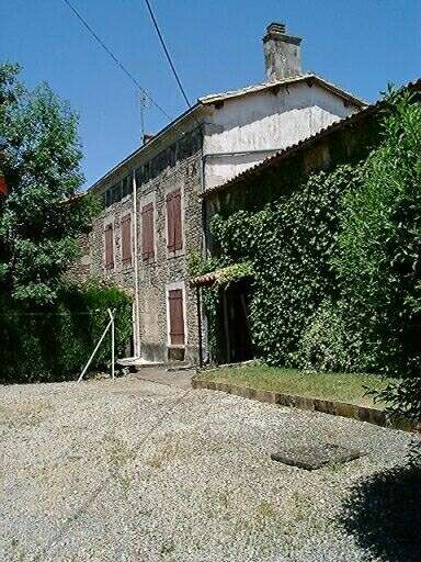 Logis, vue prise de l'est.