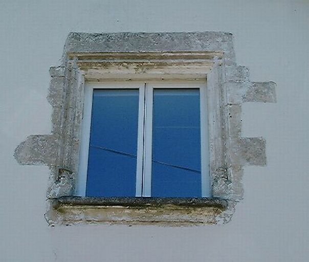 Logis, élévation antérieure, étage, détail de l'ancienne fenêtre à meneau.