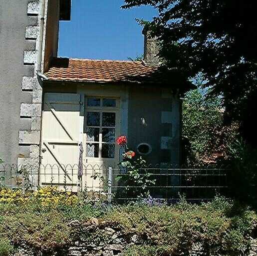 Logis, bâtiment accolé à droite (cuisine).