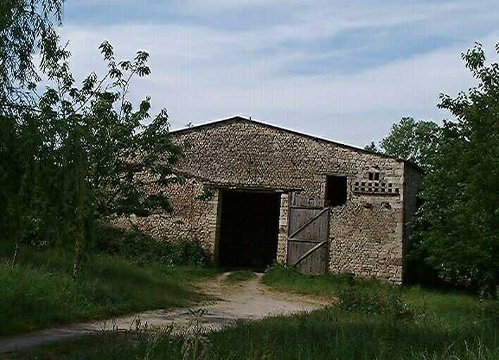 Grange dont la façade en pignon est pourvue d'une quinzaine de trous de boulins de pigeonnier.