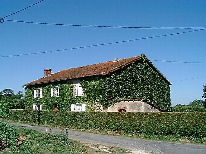 Logis, élévation postérieure sud-est sur le chemin, vue prise du nord-est.