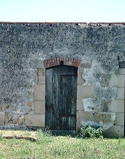 Dépendances à l'est, écuries ou étables, détail d'une porte avec un arc en briques.