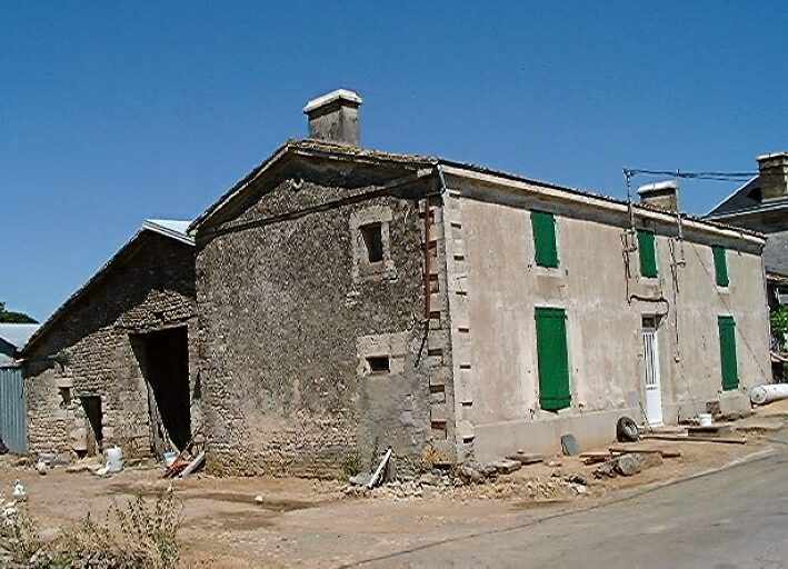 Logis et dépendances, vue prise de l'ouest.