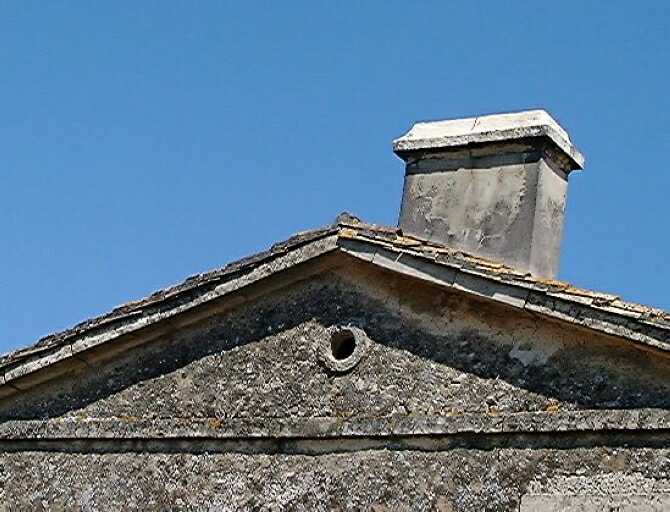 Logis, élévation latérale gauche, détail du pignon triangulaire percé d'un oculus.