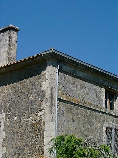 Logis, détail du chaînage, de la corniche et des bandeaux.